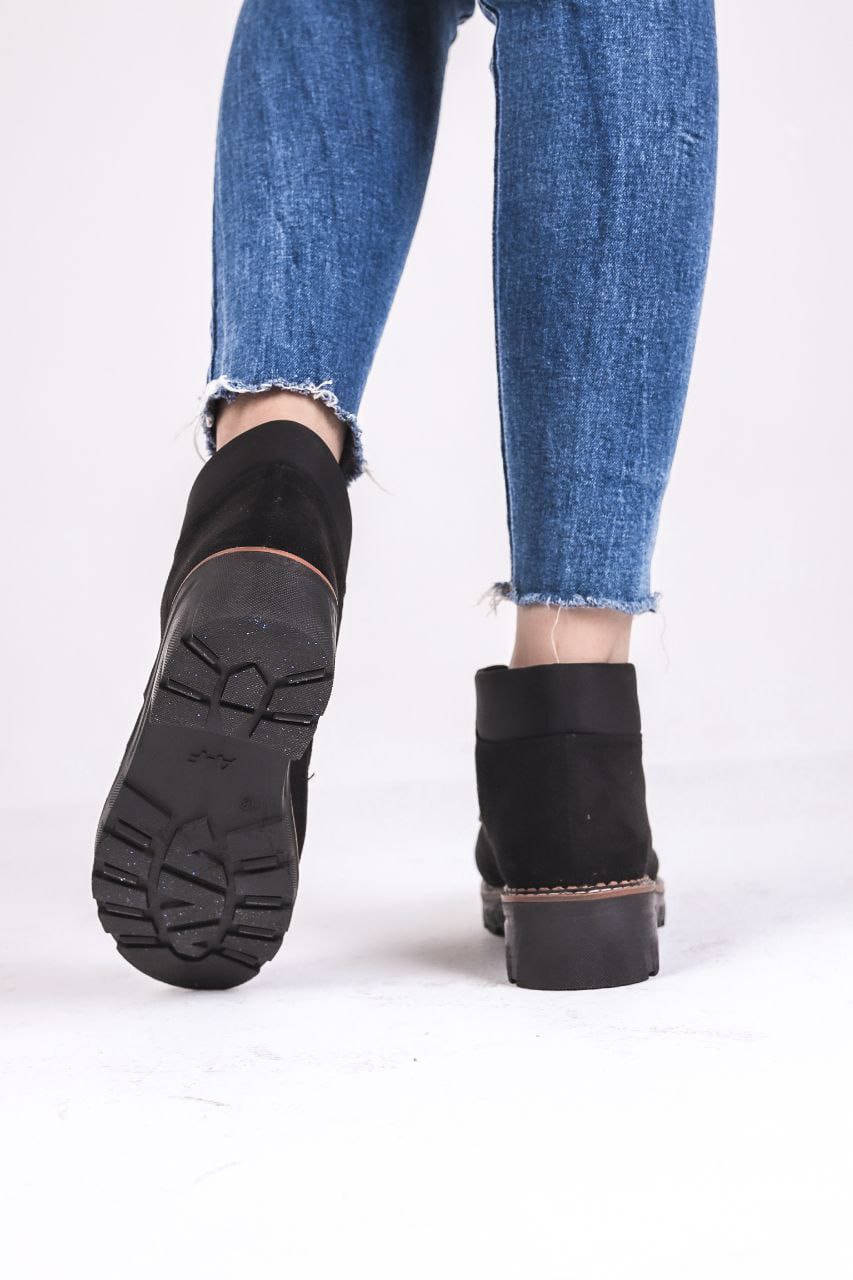 حذاء عادي باللون الأسود البحري