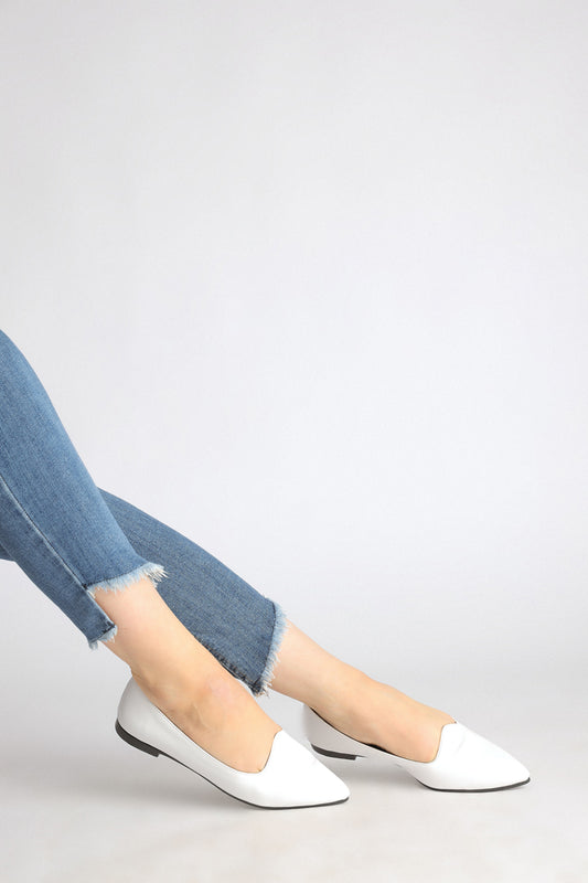 شقة بيضاء متموجة